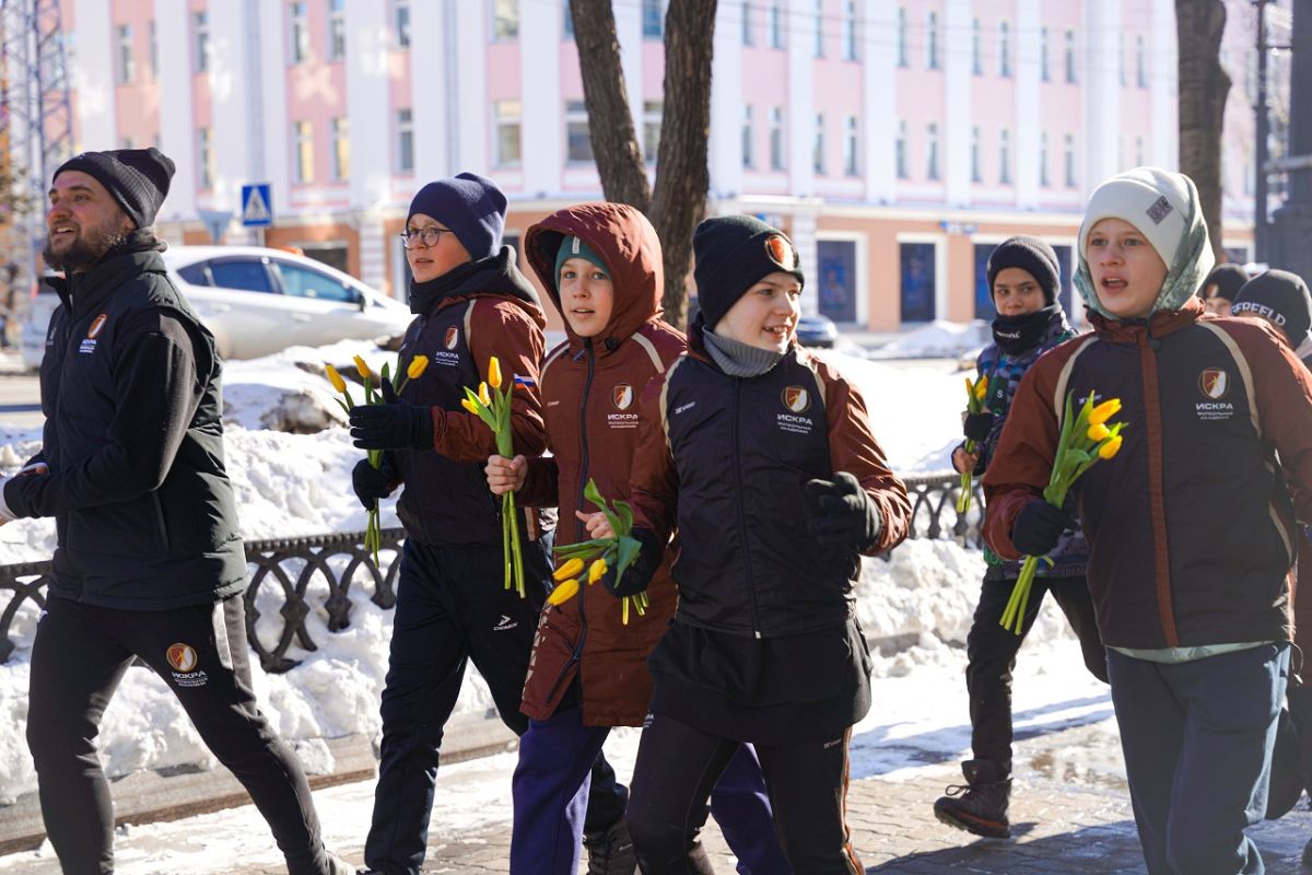 Юные футболисты осыпали хабаровчанок цветами