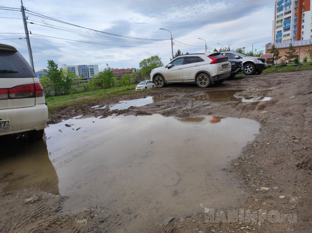 Жители микрорайона Подгаева в Хабаровске собирают деньги на ремонт дороги