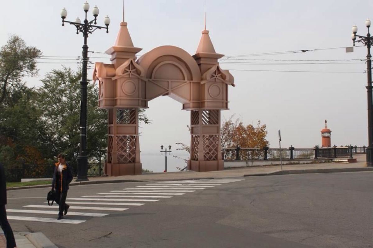 Огромный булыжник вместо арки Цесаревича установили в Хабаровске