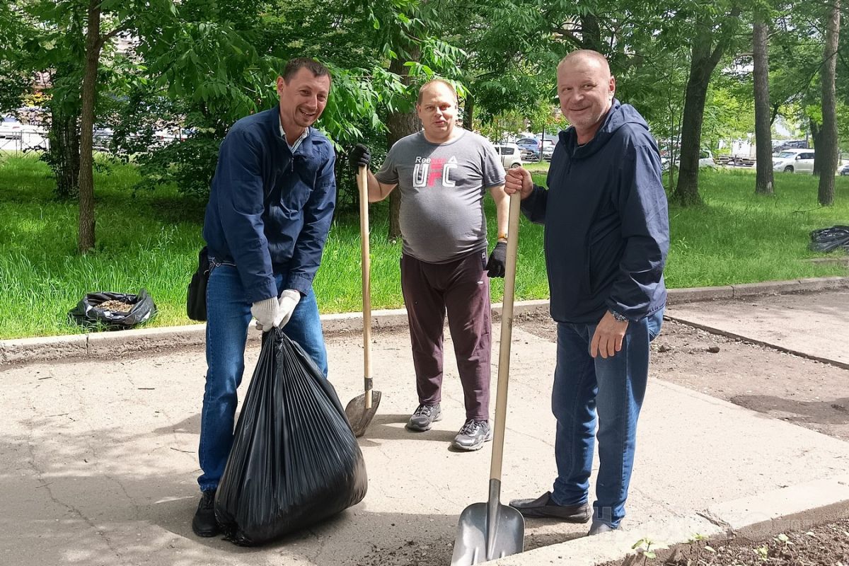 Депутаты и чиновники навели порядок на Амурском бульваре в Хабаровске