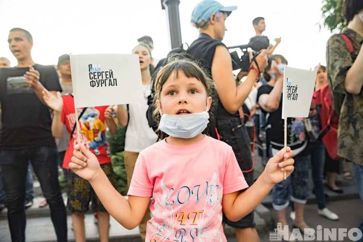 Детям на митинге не место: штрафовать или нет родителей за это?