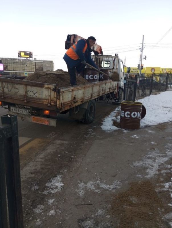 В Хабаровске для водителей установили ёмкости с песко-соляной смесью