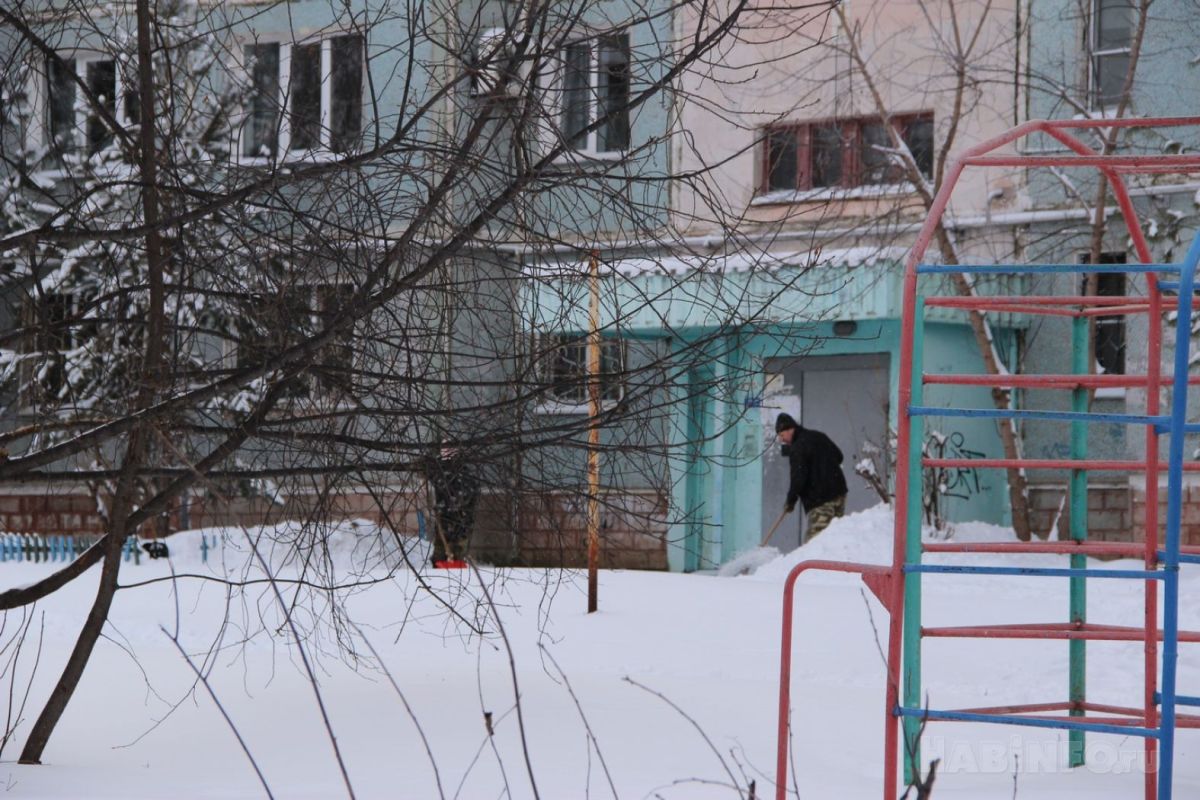 Качество уборки снега во дворах Хабаровска контролирует краевой Госжилнадзор