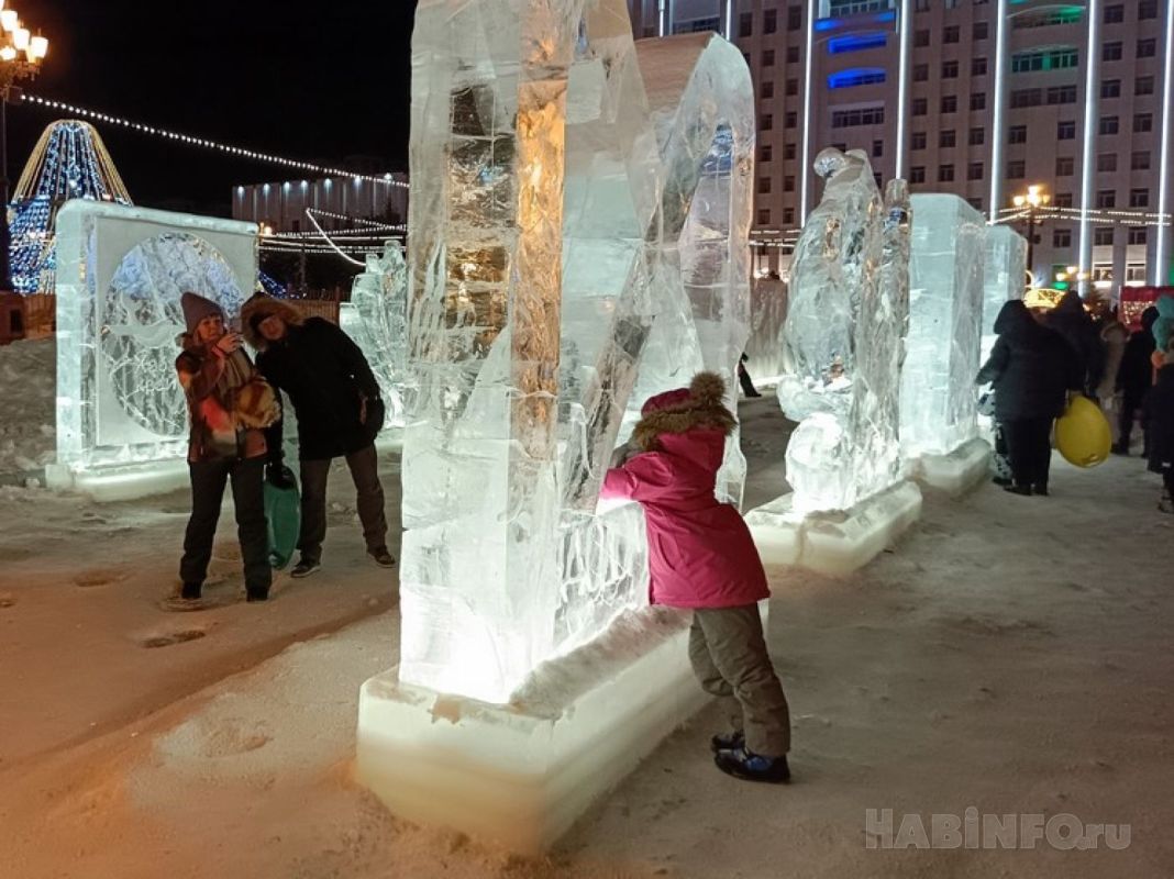 Новогодний городок на площади им. Ленина в Хабаровске начали разбирать